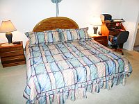 Master Schlafzimmer des Condos 2573, Bett in King-Size-Format.
KLICK aufs Bild vergroessert es. Spaeter grosses Bild schliessen mit (x).