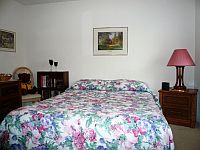 Guest bedroom of condo 2573,                     
bed in queen size format.
CLICK on picture to enlarge. Later CLOSE (x) large picture.