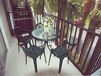 Durch Fliegengitter geschützter Lanai (Balkon)
vor der Küche und dem Eingang.
KLICK aufs Bild vergroessert es. Spaeter grosses Bild schliessen mit (x).