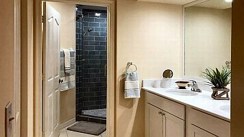 CLICK on picture to enlarge. Command Key F11 makes it even bigger. With the large picture a SLIDE SHOW is automatically activated. To go BACK and FORTH click on the LEFT or RIGHT side of the big picture. To finish the SLIDE SHOW click in the darkened area or on (x).