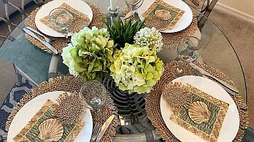 CLICK on picture to enlarge. Command Key F11 makes it even bigger. With the large picture a SLIDE SHOW is automatically activated. To go BACK and FORTH click on the LEFT or RIGHT side of the big picture. To finish the SLIDE SHOW click in the darkened area or on (x).