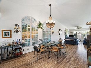 CLICK on picture to enlarge. Command Key F11 makes it even bigger. With the large picture a SLIDE SHOW is automatically activated. To go BACK and FORTH click on the LEFT or RIGHT side of the big picture. To finish the SLIDE SHOW click in the darkened area or on (x).