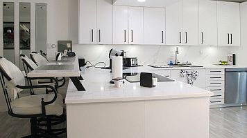 Mit einem KLICK aufs Bild vergr&ouml;ssert es sich. Mit F11 macht man es noch gr&ouml;sser. Mit dem grossen Bild wird gleichzeitig eine SLIDE-SHOW zur Verf&uuml;gung gestellt. Es geht VOR oder ZUR&Uuml;CK in dem man RECHTS oder LINKS auf das grosse Bild klickt. Beendet wird die Gross-Darstellung durch KLICK in den abgedunkelten Bereich oder auf (x).